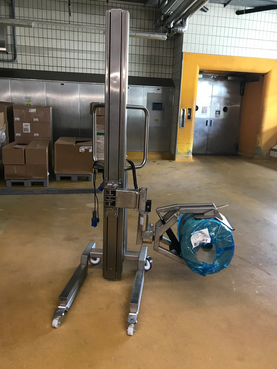 Pick up rolls, coils and cable drums safely