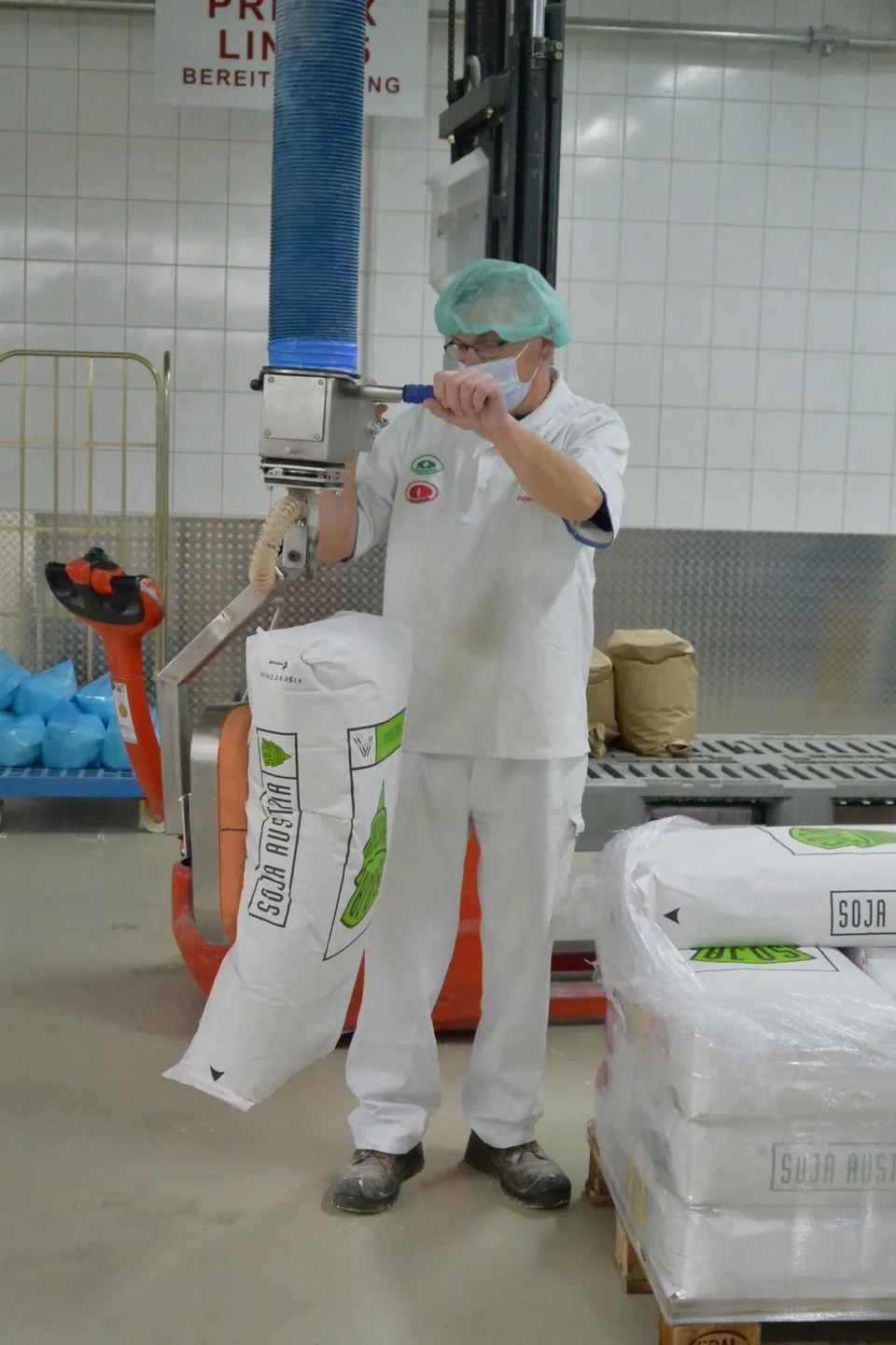 Place sacks and bags precisely with vacuum lifters