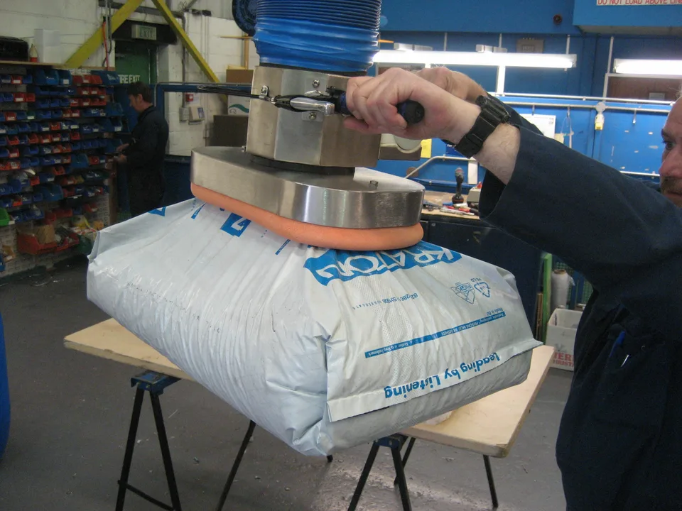 Place sacks and bags precisely with vacuum lifters